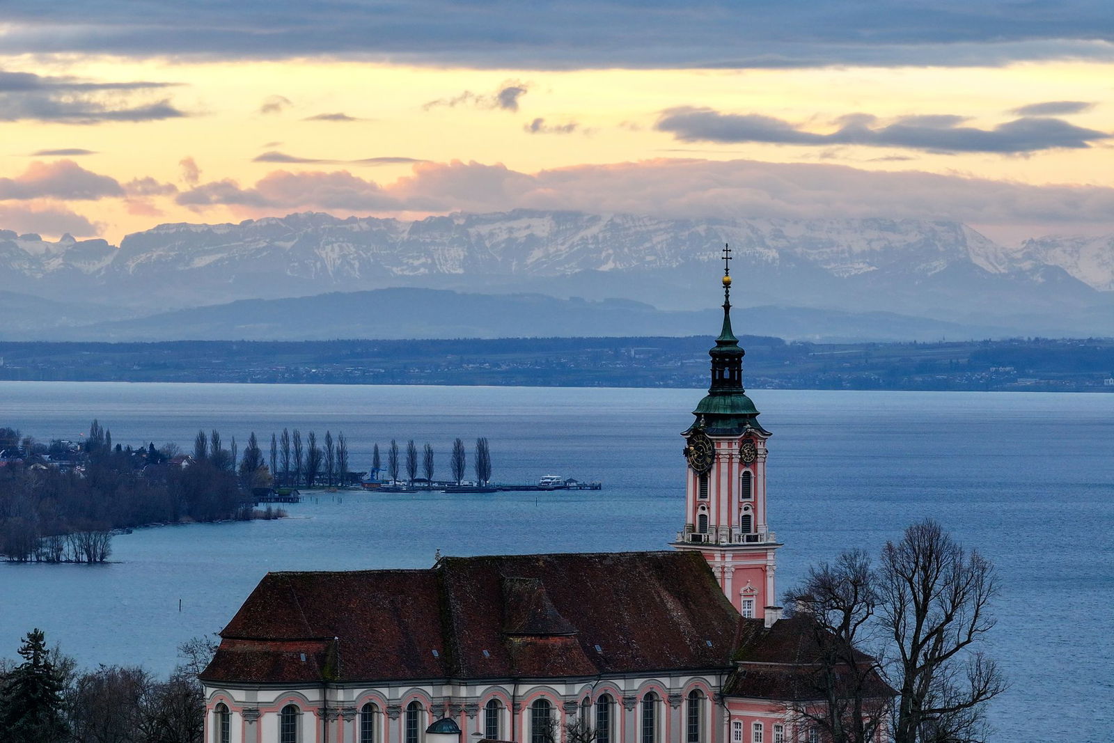 Unter anderem in der Klosterkirche Birnau soll ein Dieb zugelangt haben. (Archivbild)
