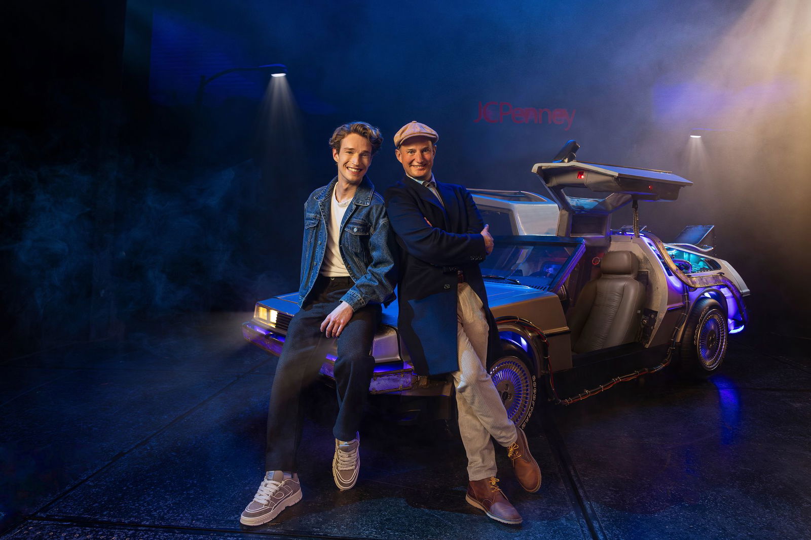 Ab in die Vergangenheit - und zwar mit dem DeLorean: Wer in Hamburg das Kultauto in dem Musical «Zurück in die Zukunft» fahren darf, steht jetzt fest. Es sind die Musicaldarsteller Raphael Groß und Jan Kersjes. 