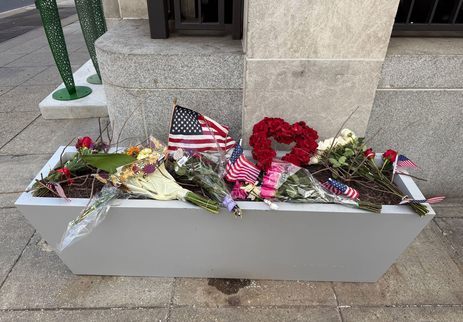 Die US-Regierung reagiert auf die Schüsse auf zwei Nationalgardisten in Washington mit einer weiteren Verschärfung ihrer Migrationspolitik. 