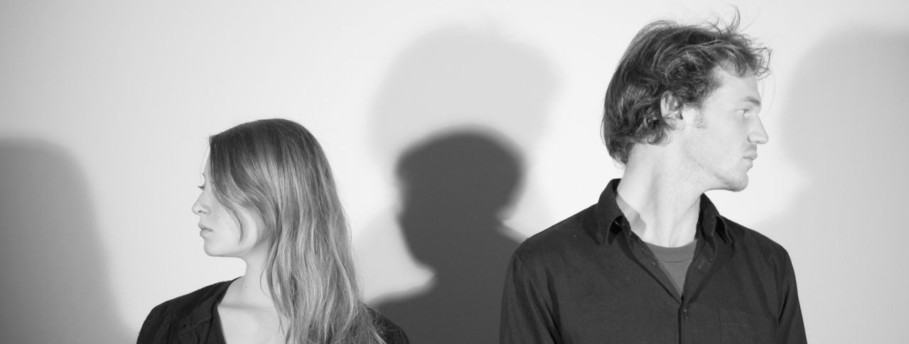 Frau und Mann sind von einander weggedreht in schwarz weiß