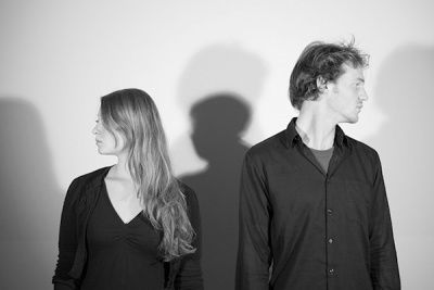 Frau und Mann sind von einander weggedreht in schwarz weiß
