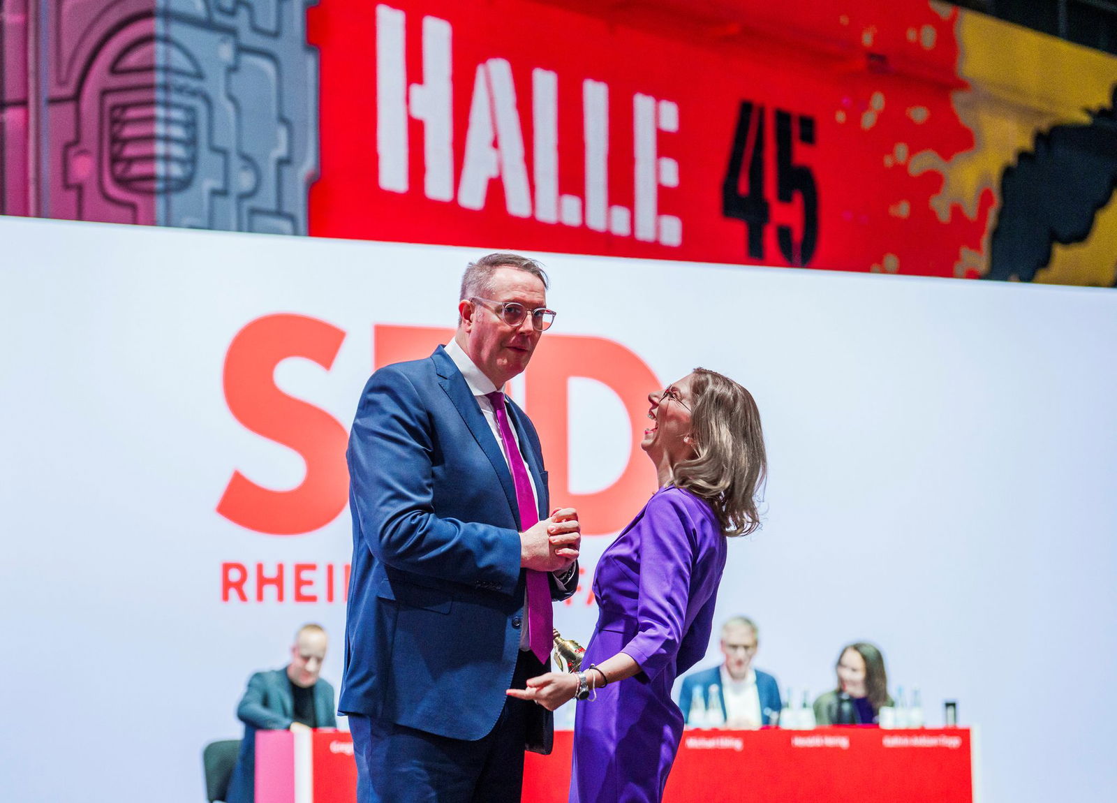 Ministerpräsident Alexander Schweitzer und Parteichefin Sabine Bätzing-Lichtenthäler wollen die SPD in den Wahlkampf führen.