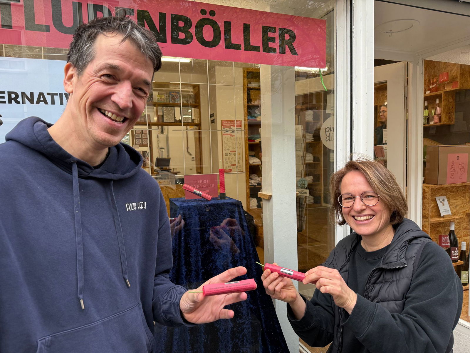 Marc Distel (links) hatte die Idee, gemeinsam mit dem Team um Beate Rothmaler von der Wachsmanufaktur ist er entstanden: der Zeitlupenbölller. 