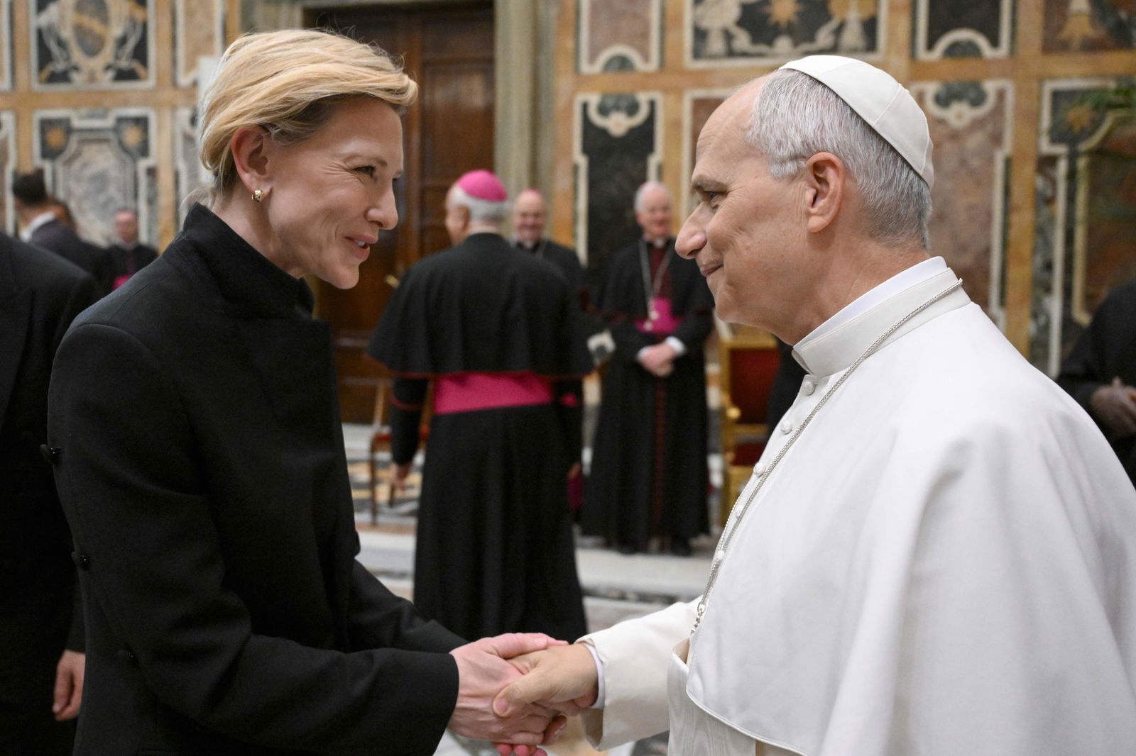 Papst Leo XIV. begrüßt Cate Blanchett während einer Sonderaudienz mit der Welt des Films.
