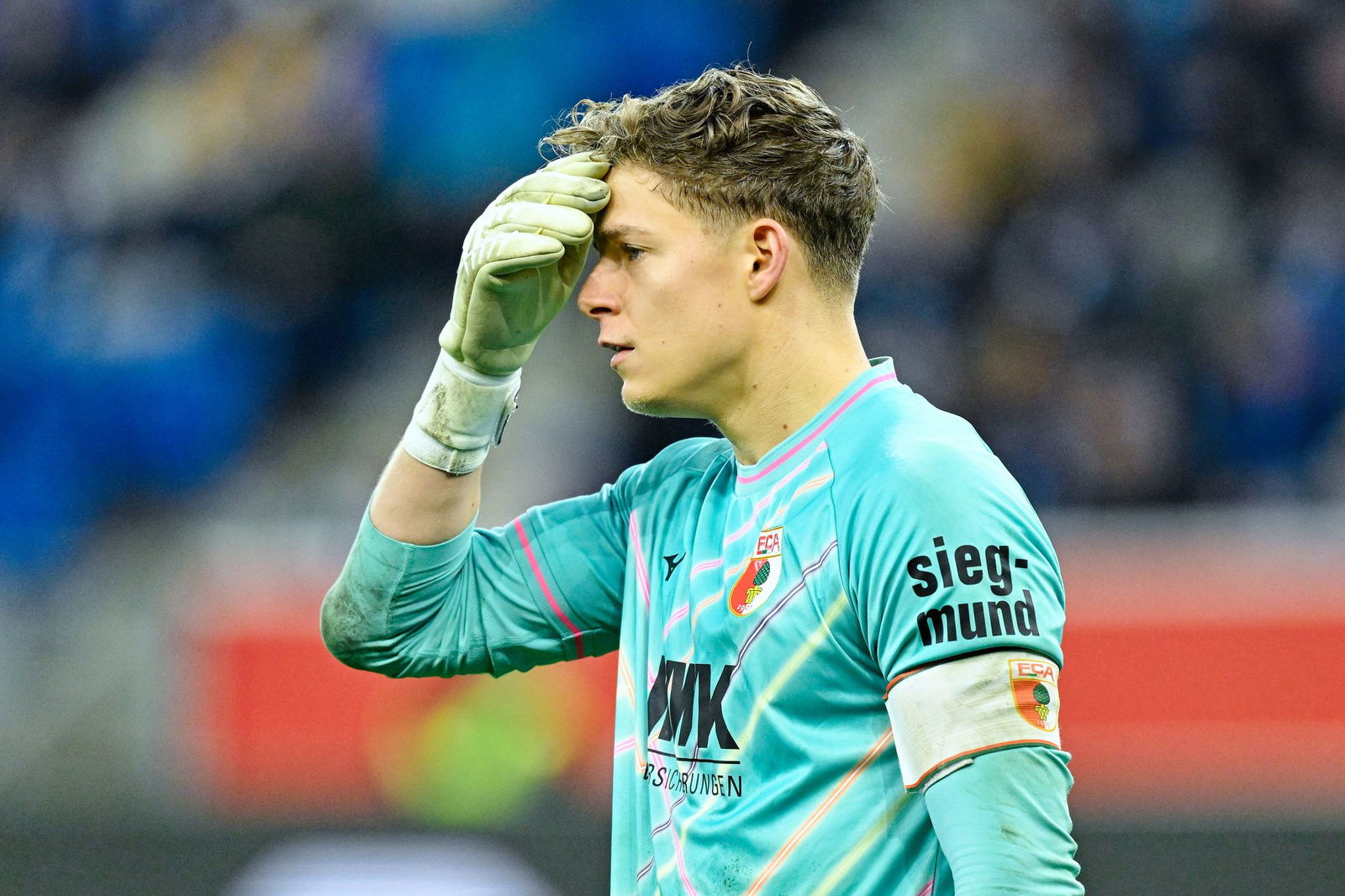 Augsburgs Torwart Finn Dahmen ist mehrfach geschlagen