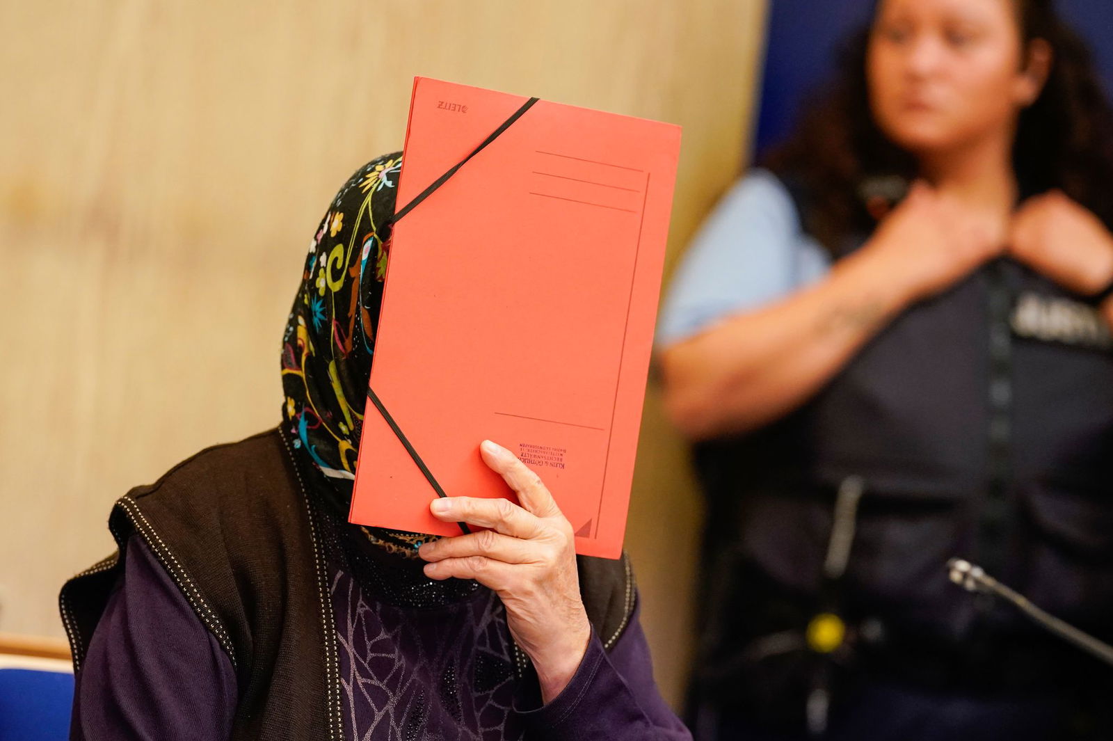 Die Seniorin verdeckt ihr Gesicht bei der damaligen Verhandlung vor Gericht. (Archivbild)