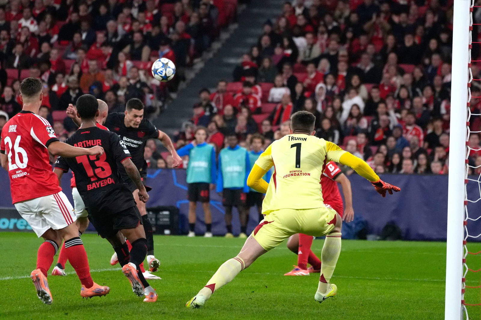 Patrik Schick köpft zum 1:0. 