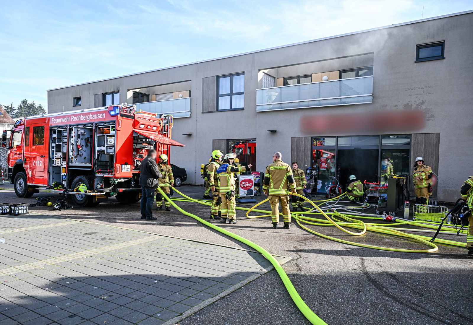 Die Feuerwehr ist an einem Drogeriemarkt in Rechberghausen im Einsatz.