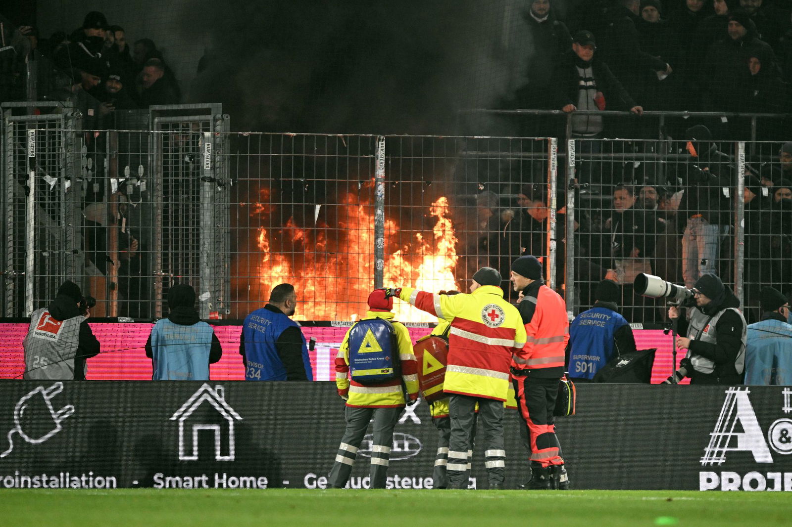 Im Gäste-Block des Kölner Stadions brach am Samstagabend ein Feuer aus.