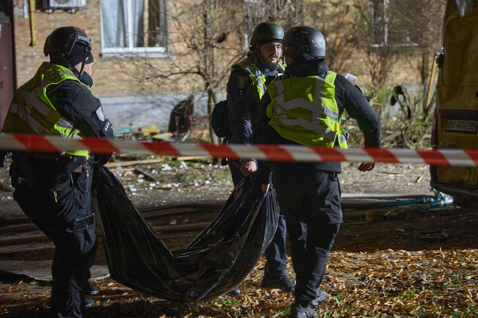 Rettungskräfte konnten einen Zivilisten nur noch tot aus den Trümmern bergen.