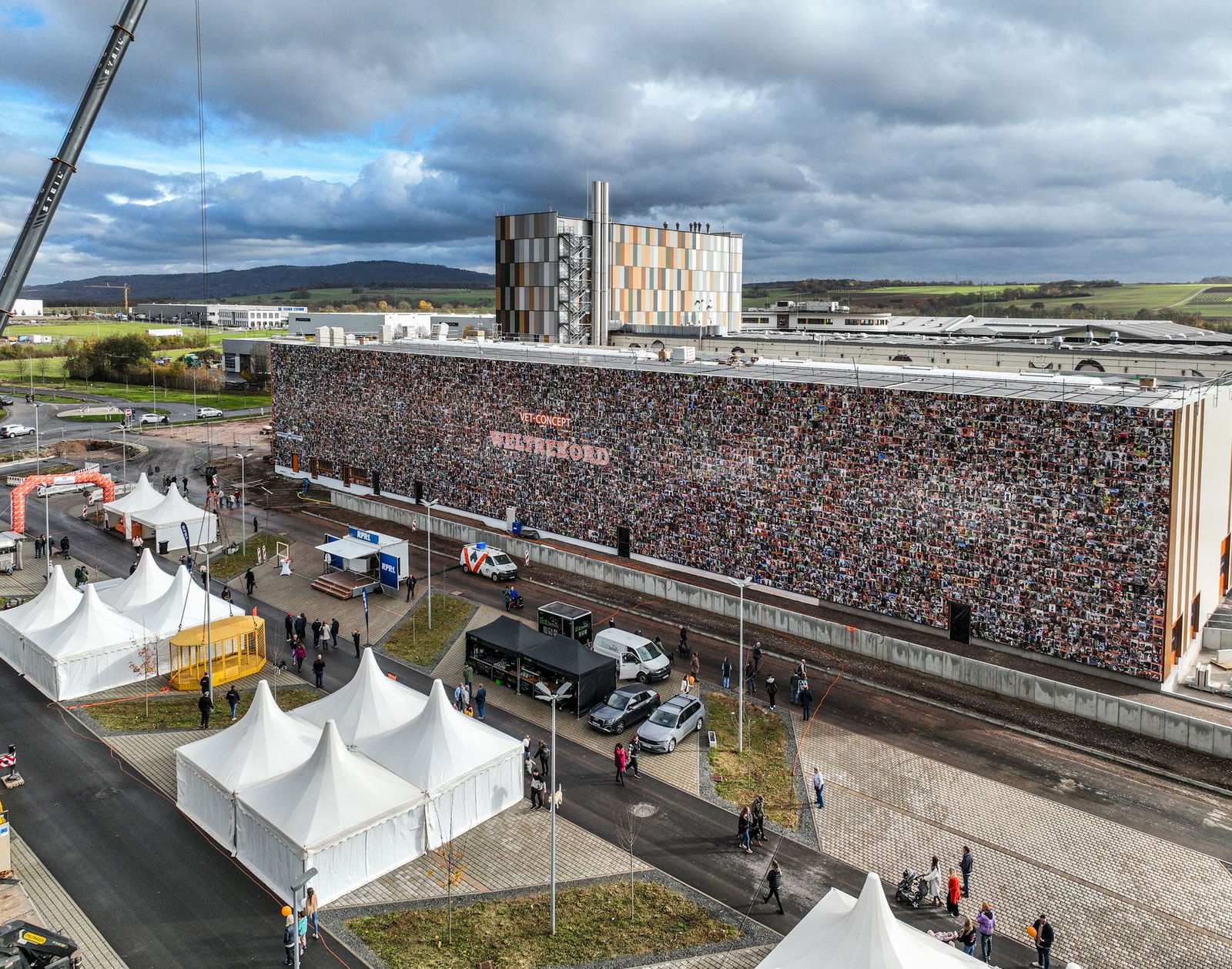 Die Hallenwand ist 1.000 Quadratmeter groß.