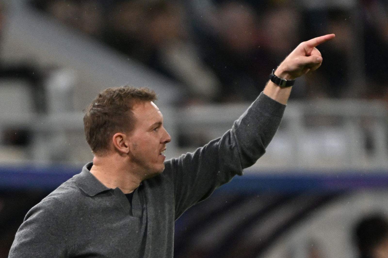 Julian Nagelsmann gibt eine Anweisung an seine Spieler. 