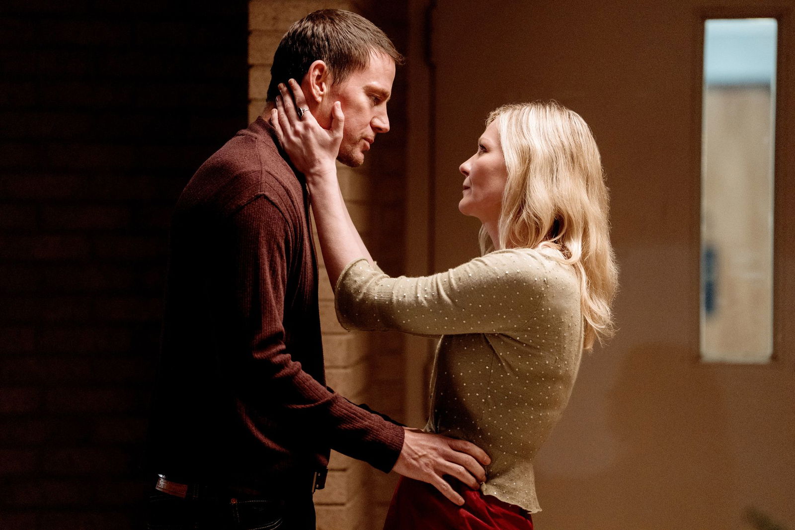 Die alleinerziehende Mutter Leigh Wainscott (Kirsten Dunst) bringt nichtsahnend Jeffs (Channing Tatum) Pläne durcheinander in einer Szene des Films.