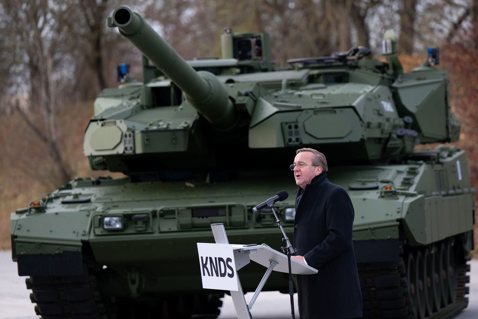 Verteidigungsminister Bois Pistorius bei der Präsentation des neuen Leopard 2 A8.