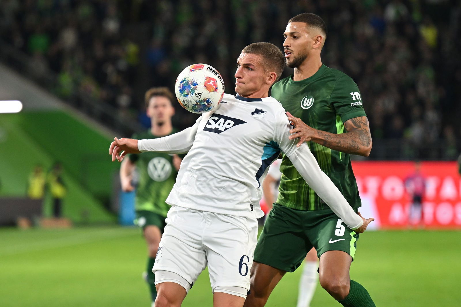 Im Zweikampf: Hoffenheims Grischa Prömel (l) und Vinicius Souza vom VfL Wolfsburg.