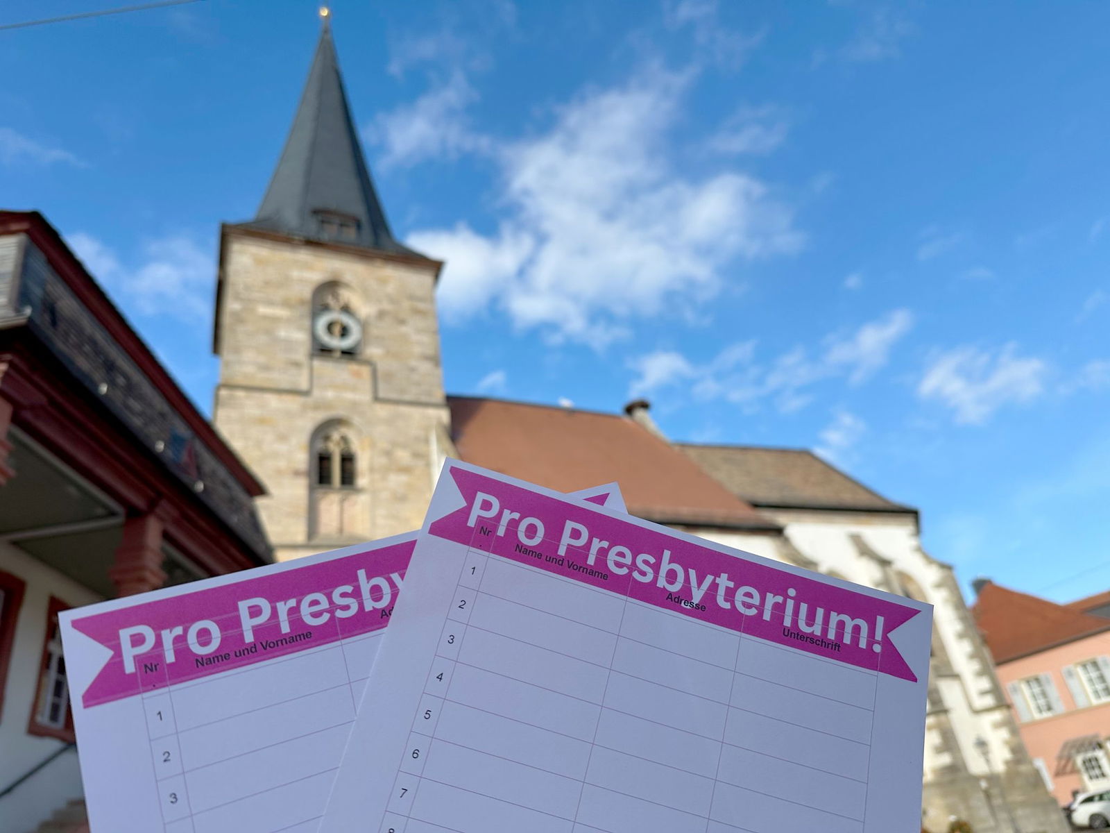 So wie in der Protestantischen Kirche in Freinsheim werden derzeit in vielen Gemeinden in der Pfalz Unterschriften gegen die Pläne der Evangelischen Kirche gesammelt, den Gemeinden den Status als Körperschaft des öffentlichen Rechts zu entziehen. 