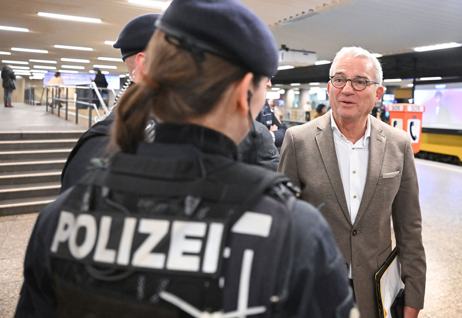 Minister Strobl tauschte sich mit Polizisten aus.