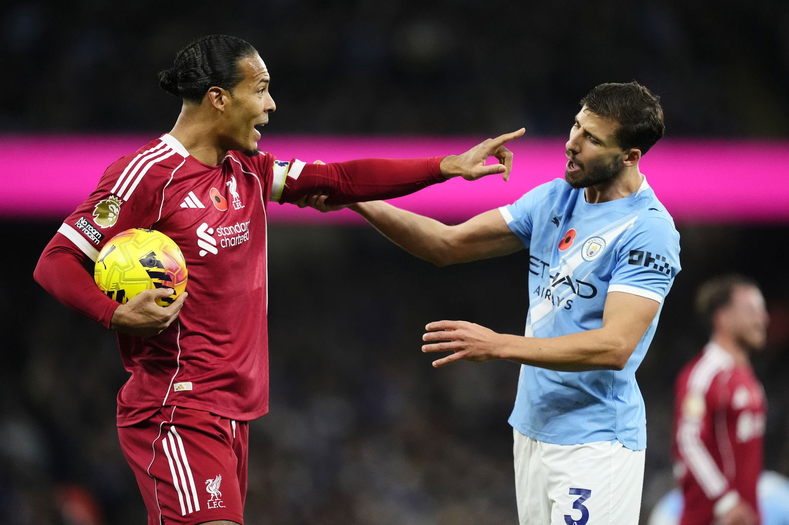 Der vermeintliche Liverpool-Ausgleich durch Virgil van Dijk (l) zählte wegen einer umstrittenen Abseitsposition nicht.