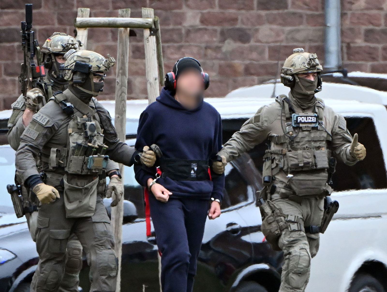 Nach der Haftprüfung beim Bundesgerichtshof in Karlsruhe wird eine Person zu einem Hubschrauber gebracht. 