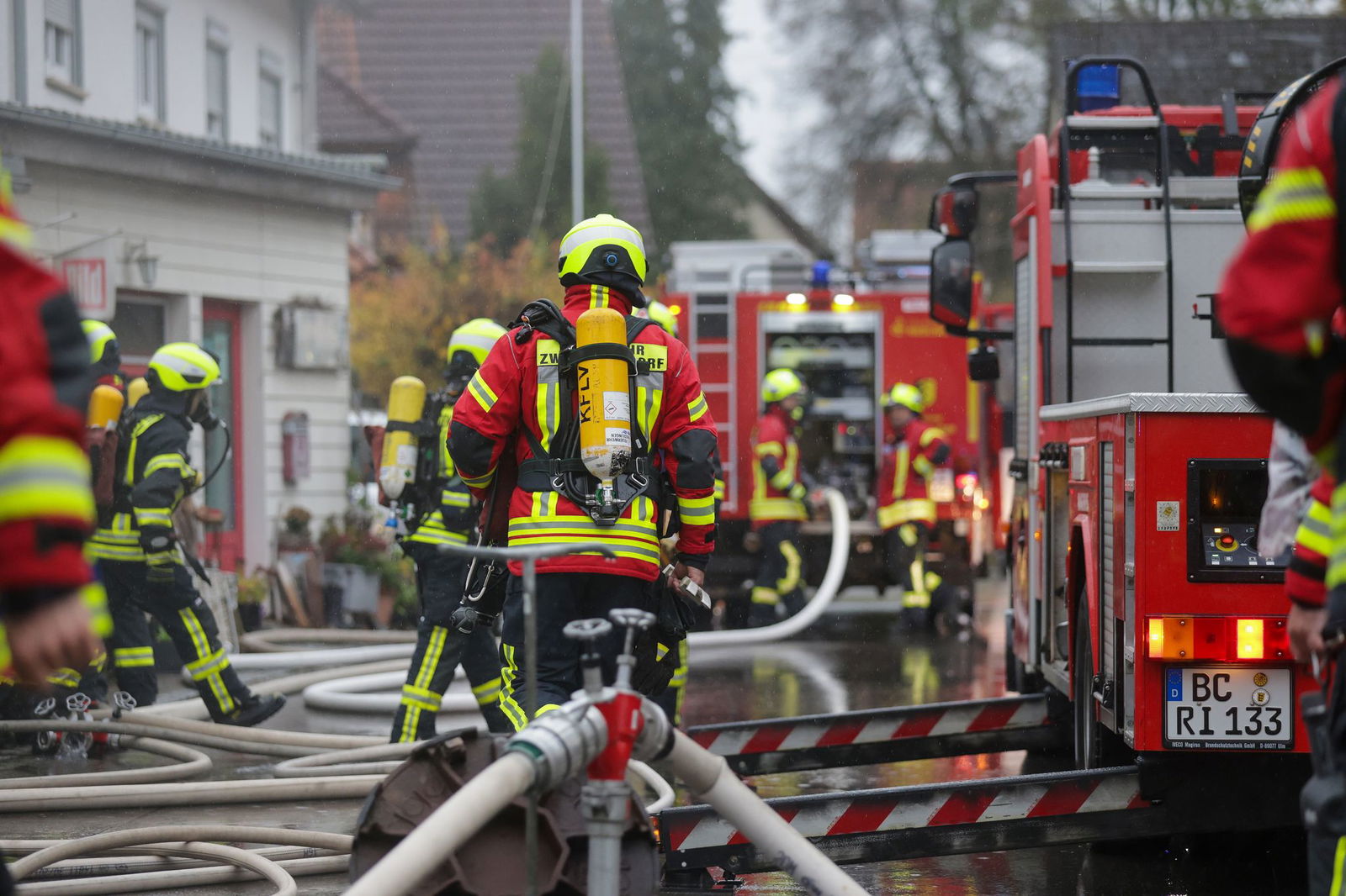 Feuerwehrleute haben zwei Hunde aus dem Gebäude gerettet.