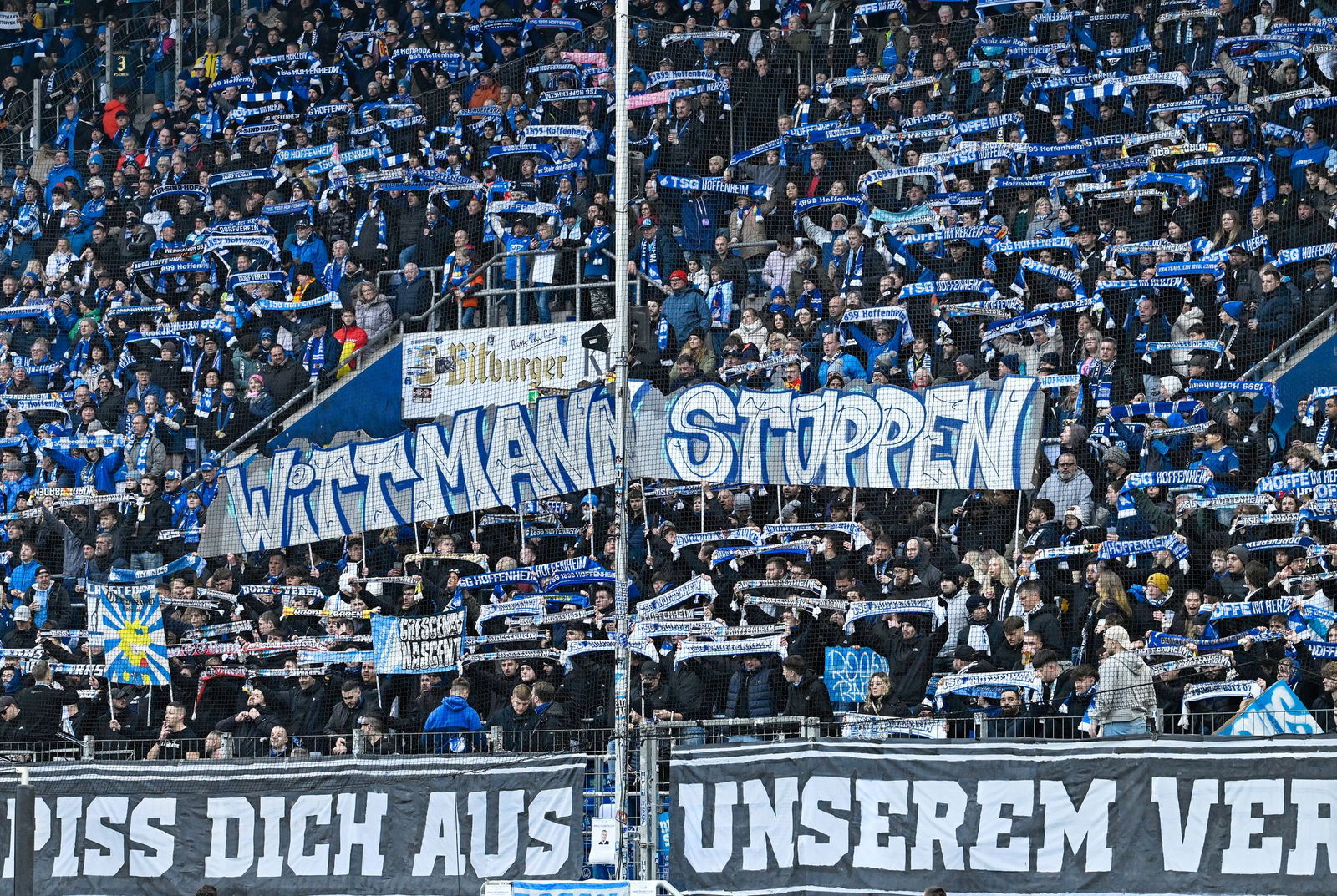 Fans der TSG Hoffenheim zeigten beim Heimspiel gegen RB Leipzig ihren Unmut über Spielerberater Roger Wittmann.