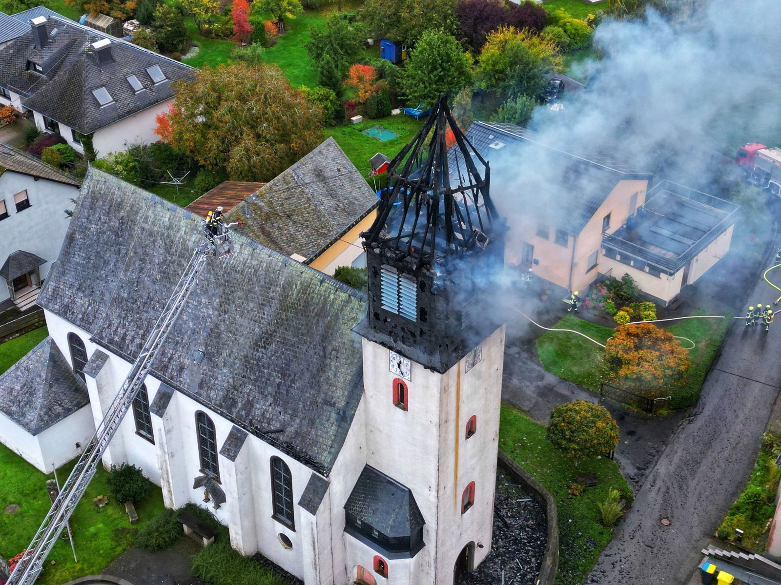Kirche nach Brand weiter gesperrt – Ursache bleibt offen.