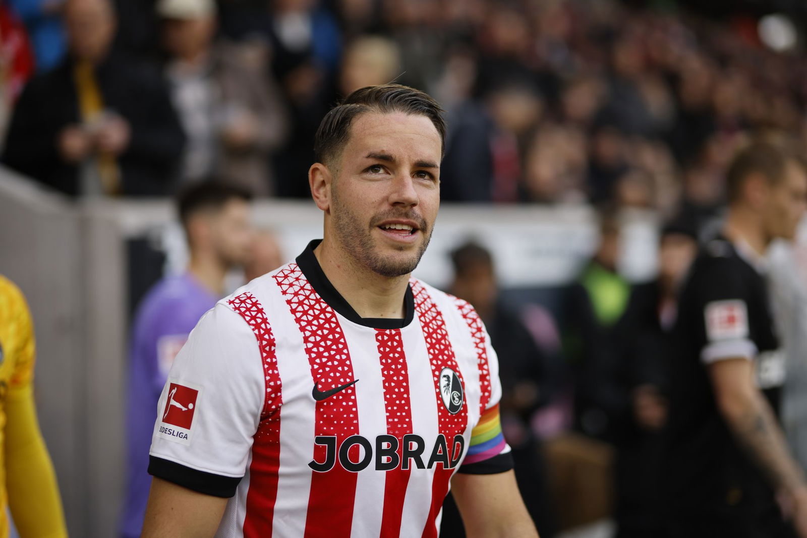 Da kann man schon mal lächeln - Christian Günter ist nun alleiniger Rekordspieler des SC Freiburg.