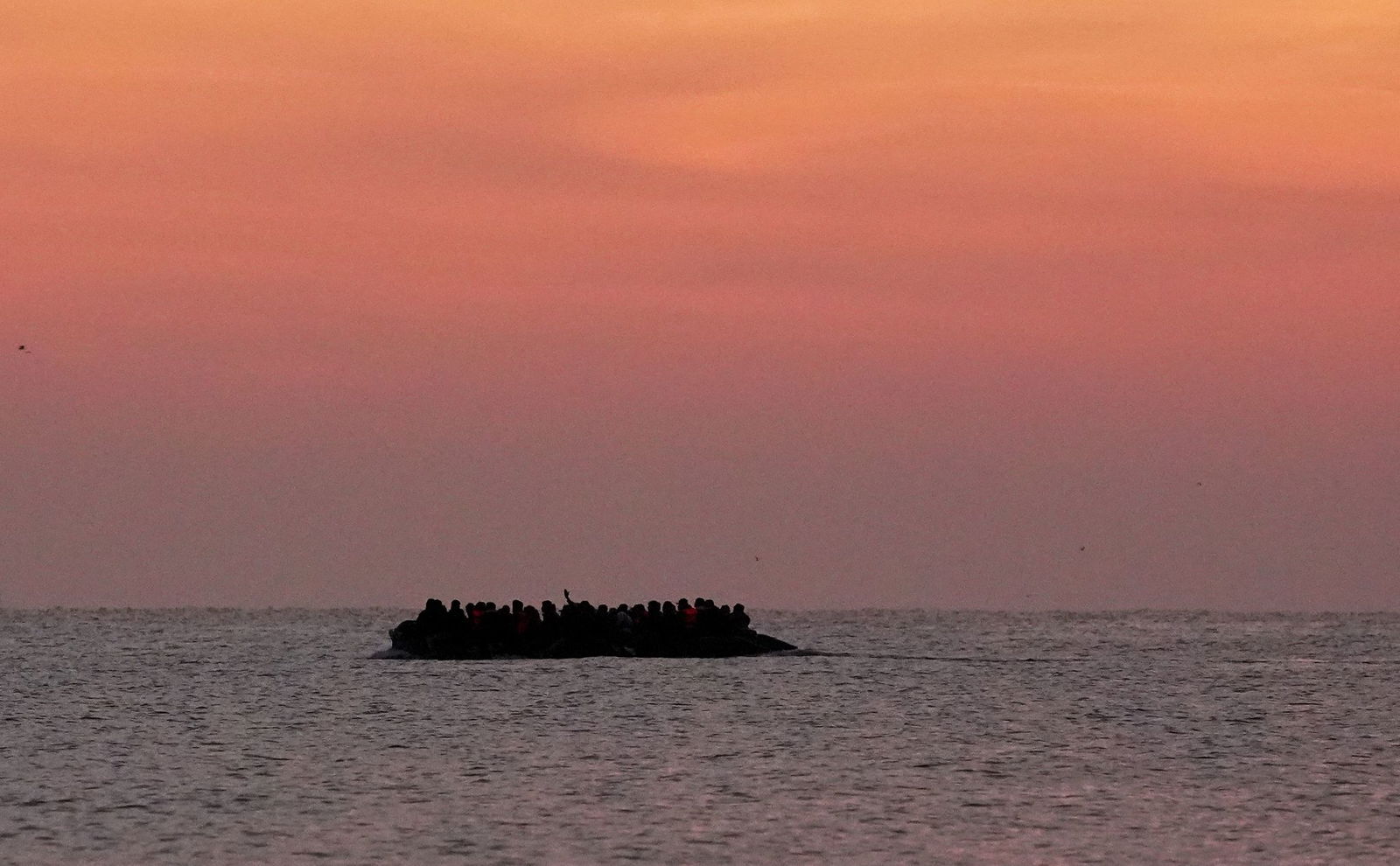 Immer wieder versuchen Menschen, auf kleinen Booten den Ärmelkanal nach Großbritannien zu überqueren. (Archivbild)