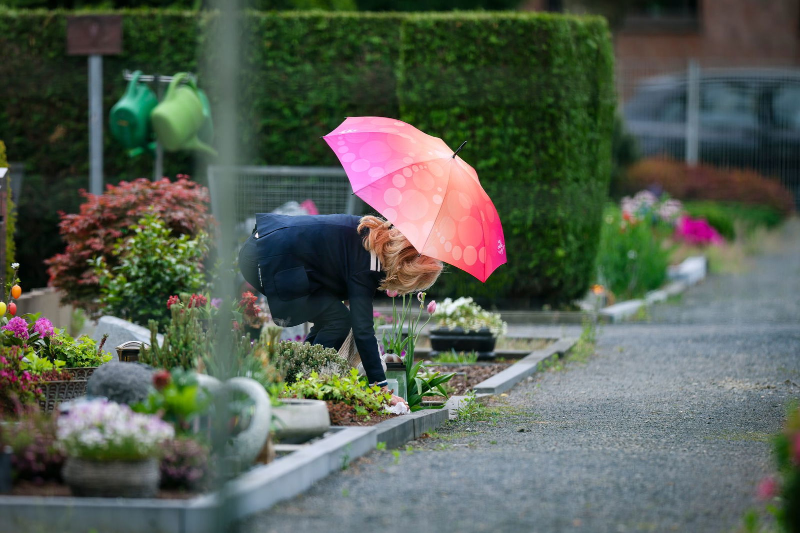 Zu Allerseelen gehört zum Friedhofsbesuch ein Schirm. (Archivbild)