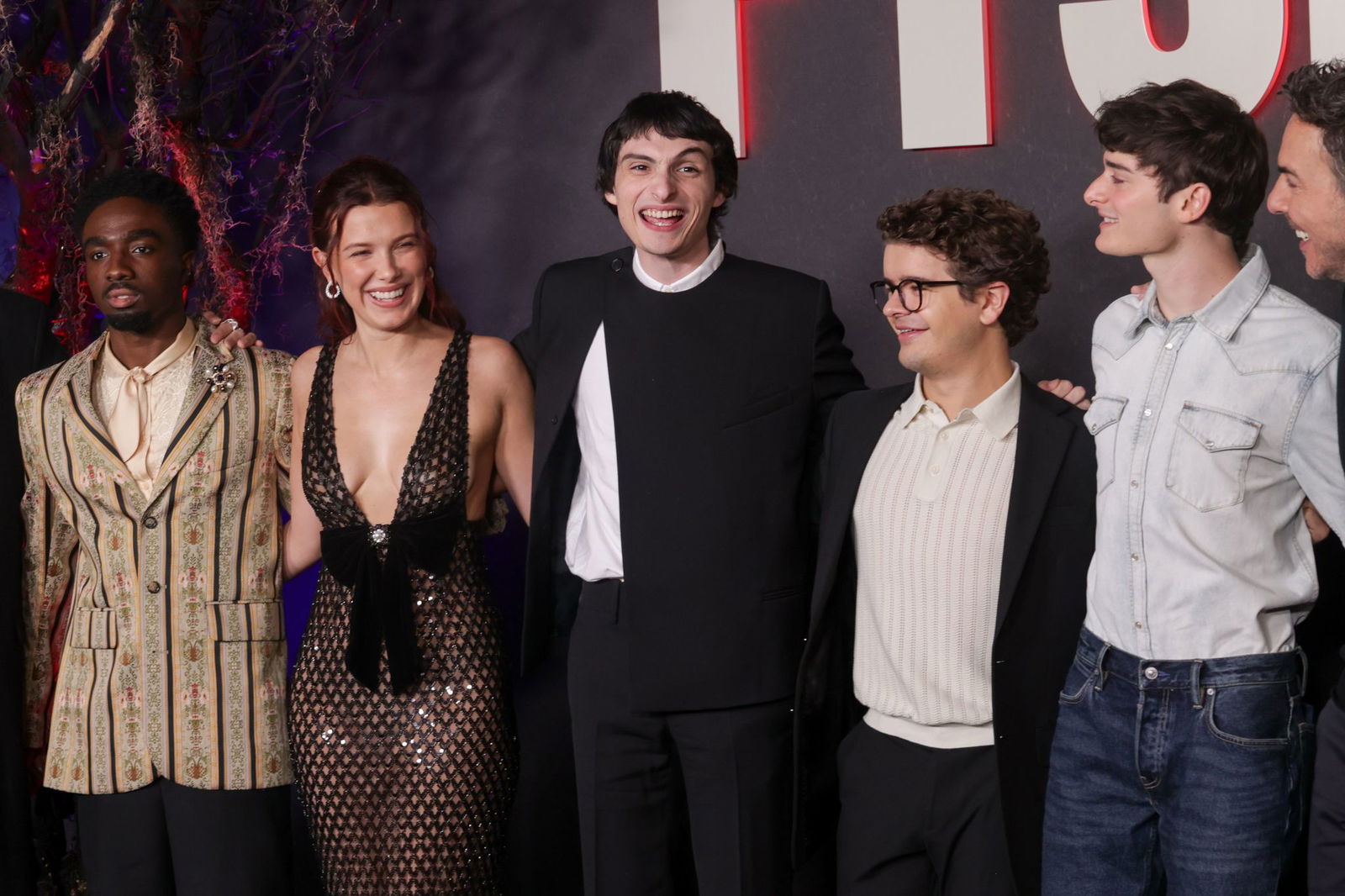 Die erste Staffel von «Stranger Things» erschien 2016. Von links nach rechts: Die Darsteller Caleb McLaughlin, Millie Bobby Brown, Finn Wolfhard, Gaten Matarazzo, Noah Schnapp und Shawn Levy posieren Anfang November in Los Angeles. (Archivbild)