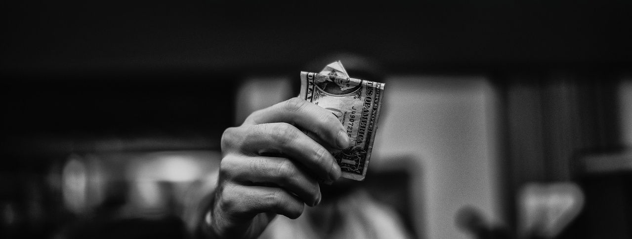 geldschein wird hochgehoben