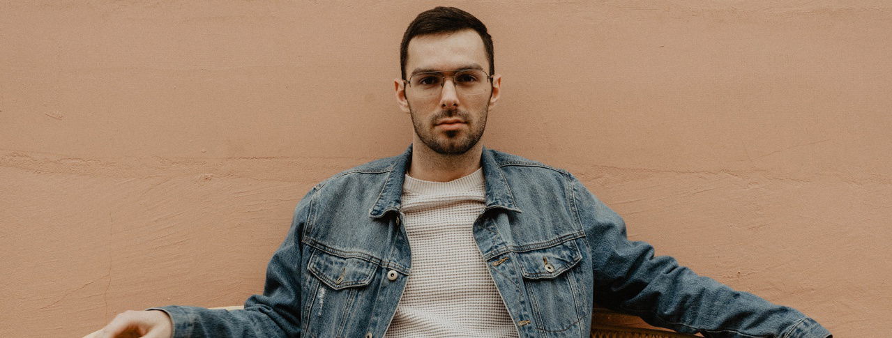 mann schaut frontal in die kamera