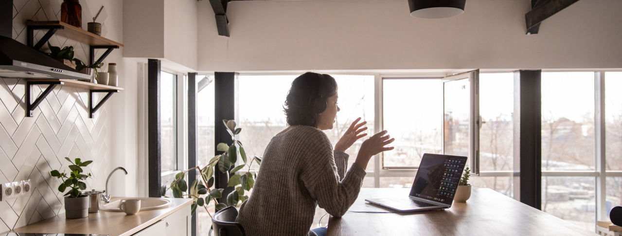 frau mit laptop an der küchenzeile
