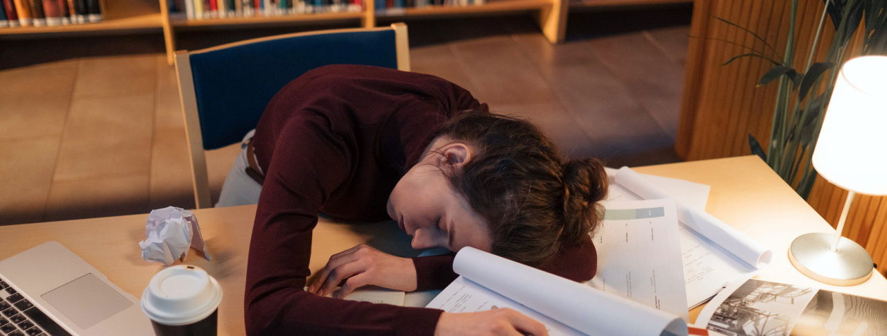 frau schläft am schreibtisch