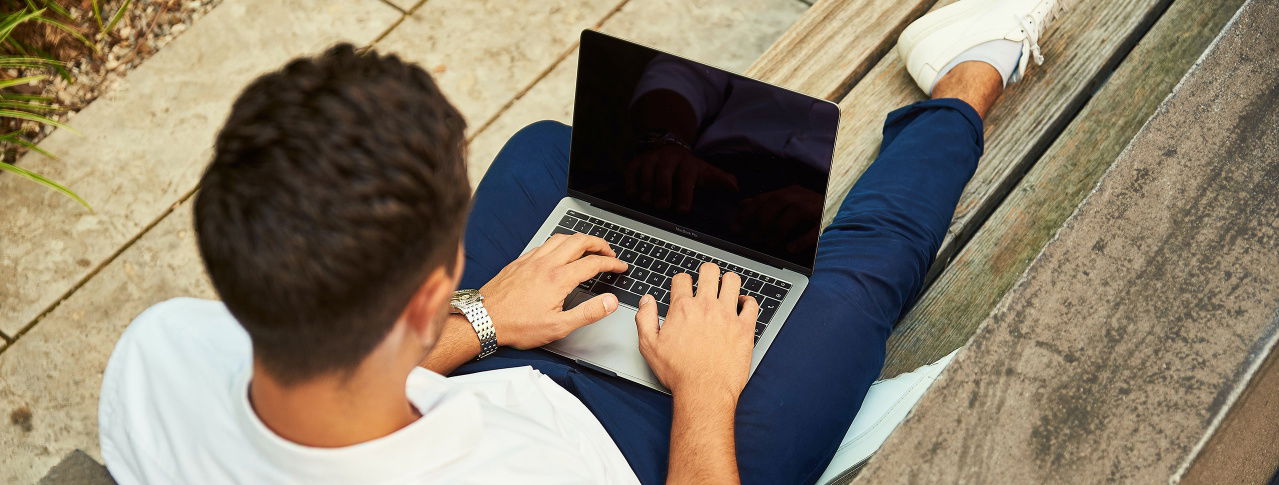 mann am laptop