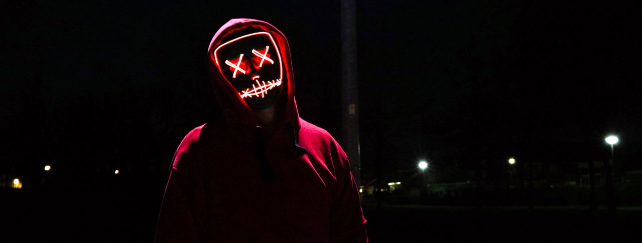 pinker hoodie purge maske schwarzer hintergrund