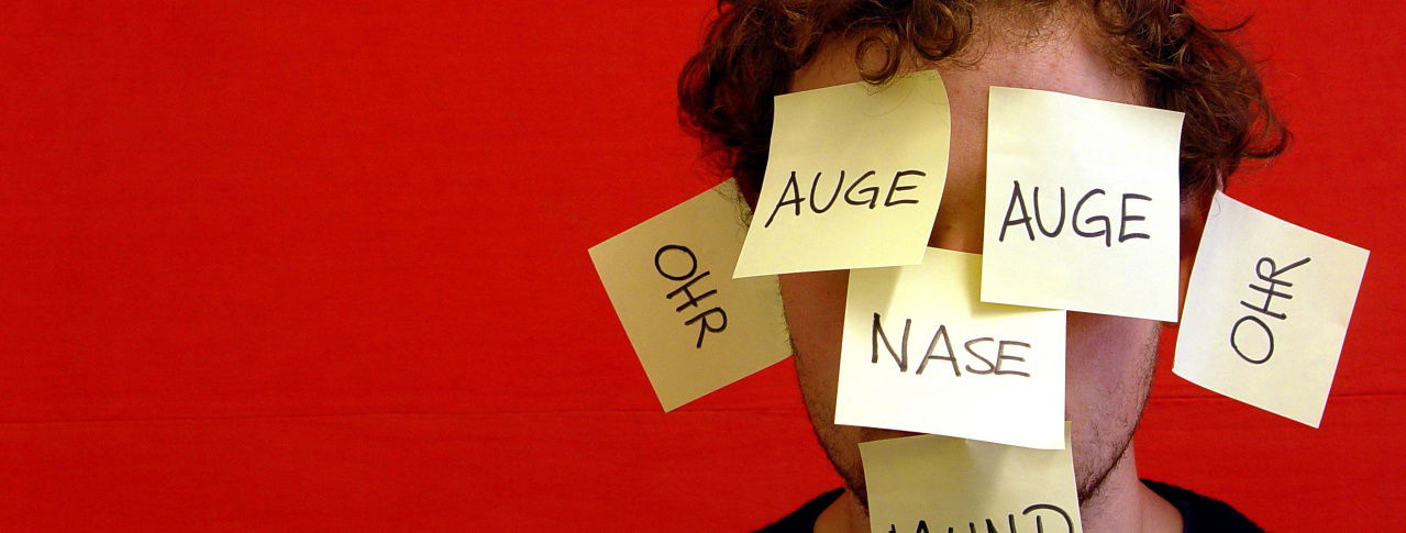 mann mit post its im gesicht