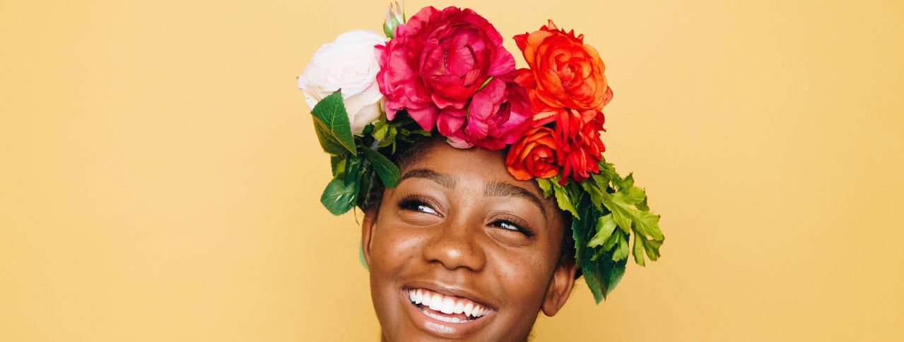 frau gelber hintergrund blumenkopfbedeckung