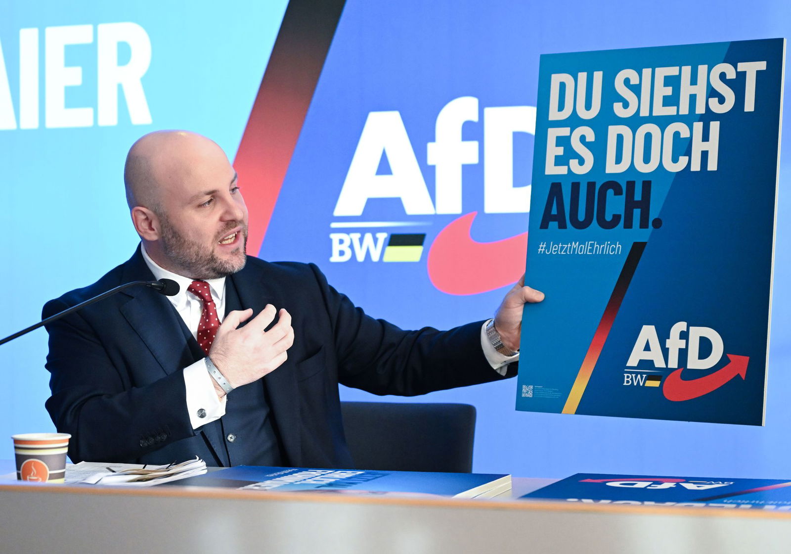 Mit uneindeutigen Slogans will die AfD die Gefühle der Bürger ansprechen.