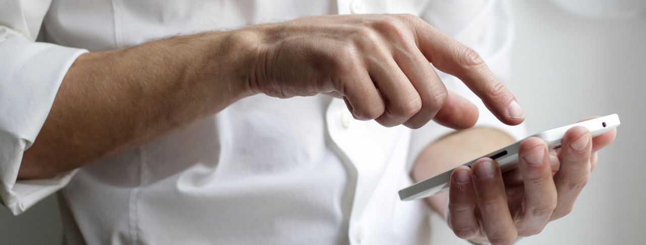 Mann tippt auf Handy