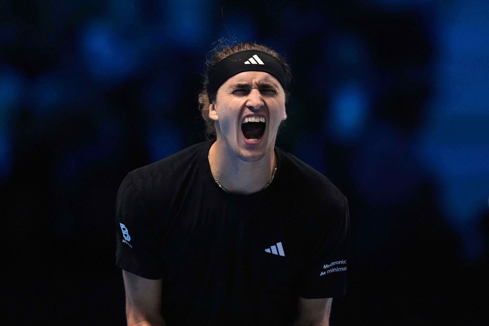 Alexander Zverev schreit seine Freude über den Auftaktsieg bei den ATP Finals heraus.