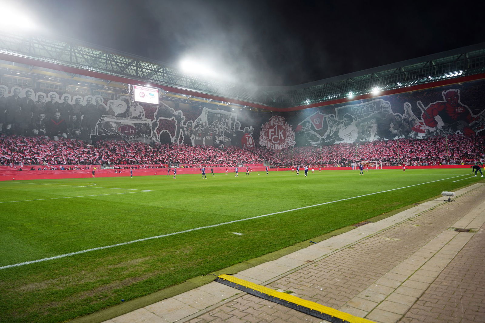 Beeindruckend: Die Choreographie der FCK-Fans vor dem Spiel gegen Hertha BSC.