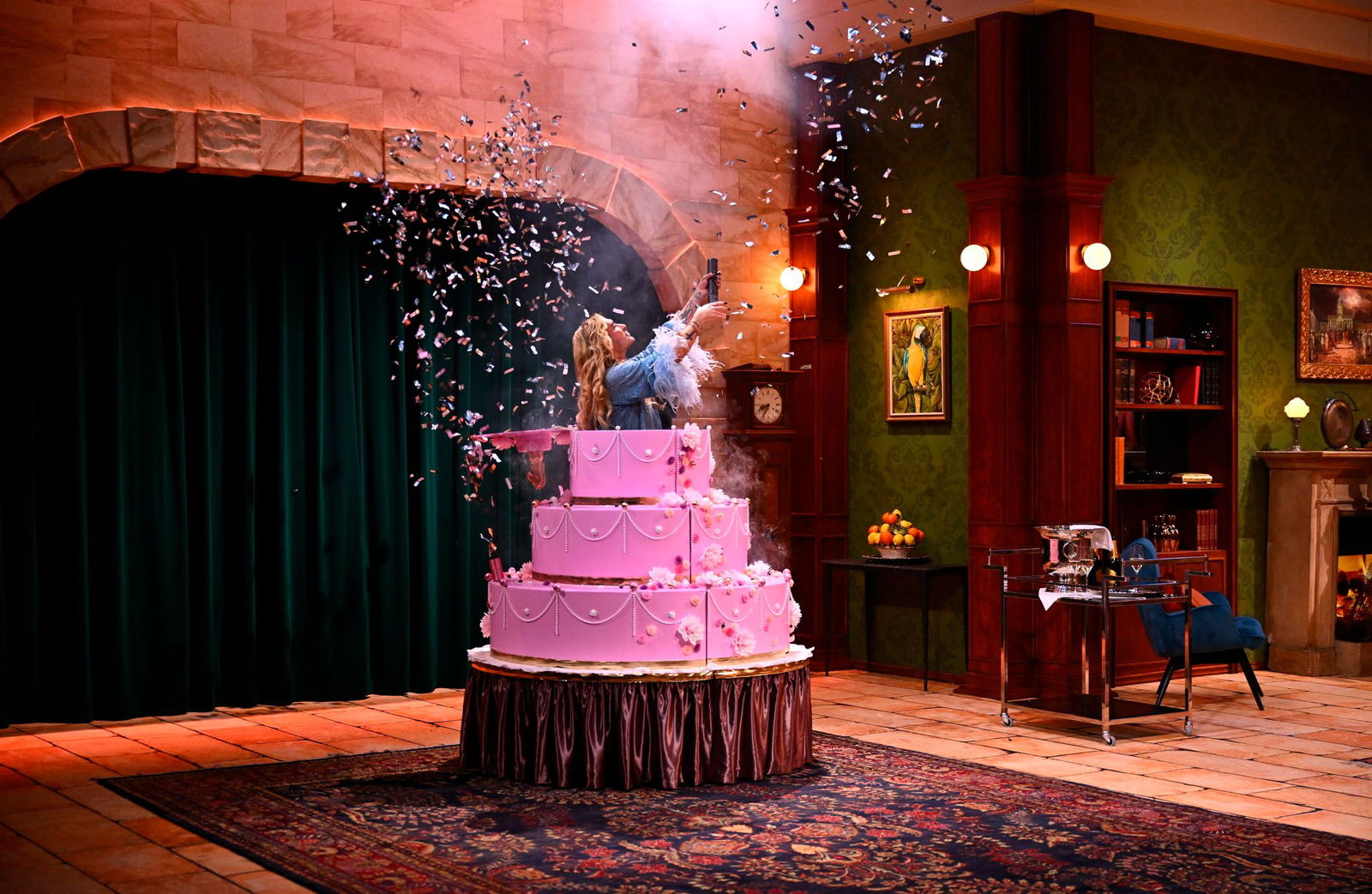 Bill Kaulitz kletterte aus einer Torte.