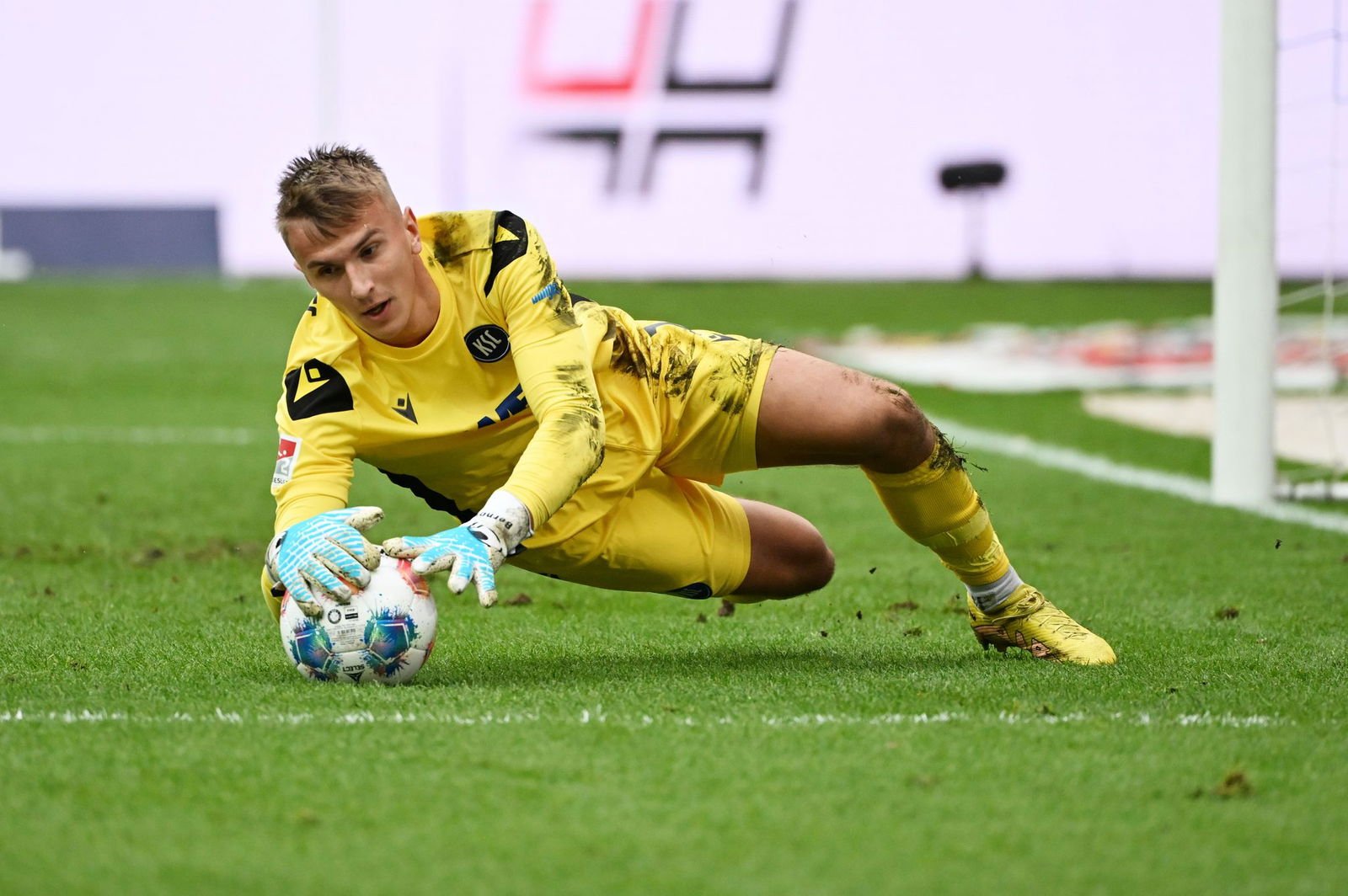 Karlsruhes Torwart Hans Christian Bernat hatte gegen Schalke viel zu tun. 