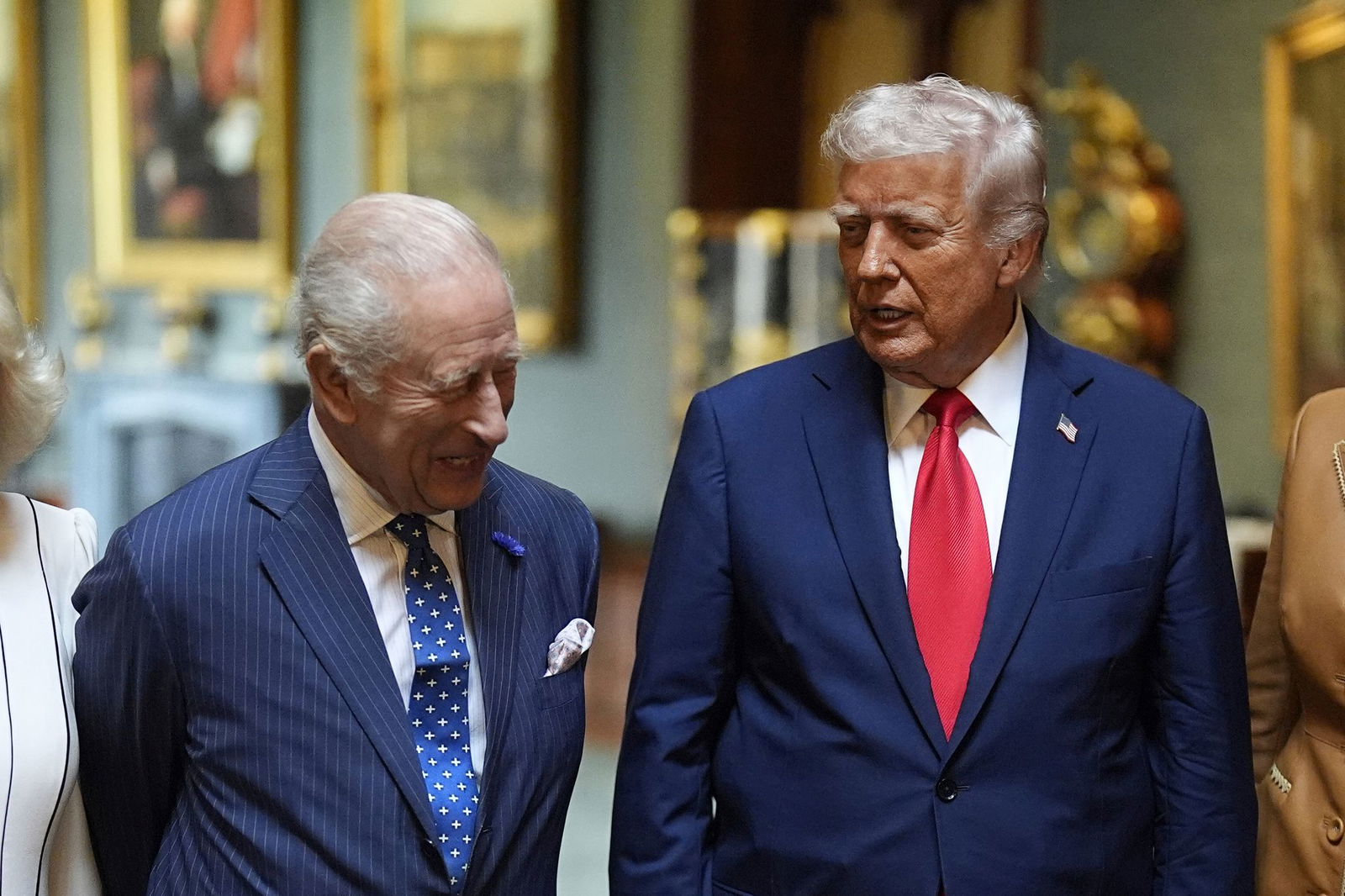 Trump (r.) ist eine enge Beziehung zum britischen König wichtig. 