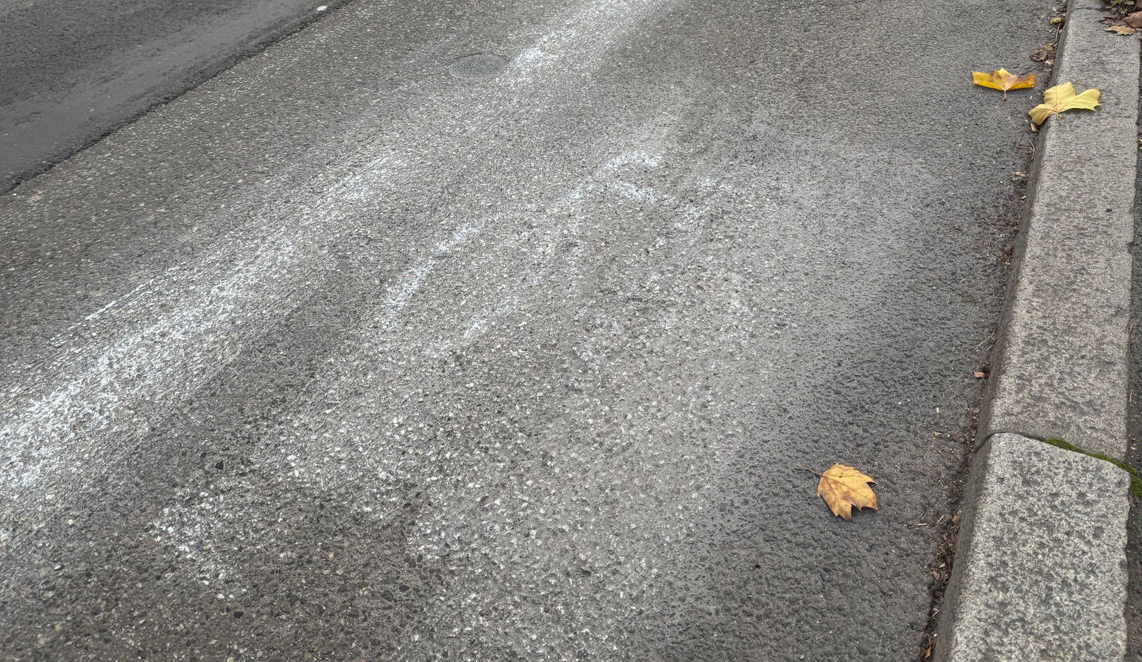 Das Überbleibsel eines Fahrrad-Piktogramms auf der Straße.