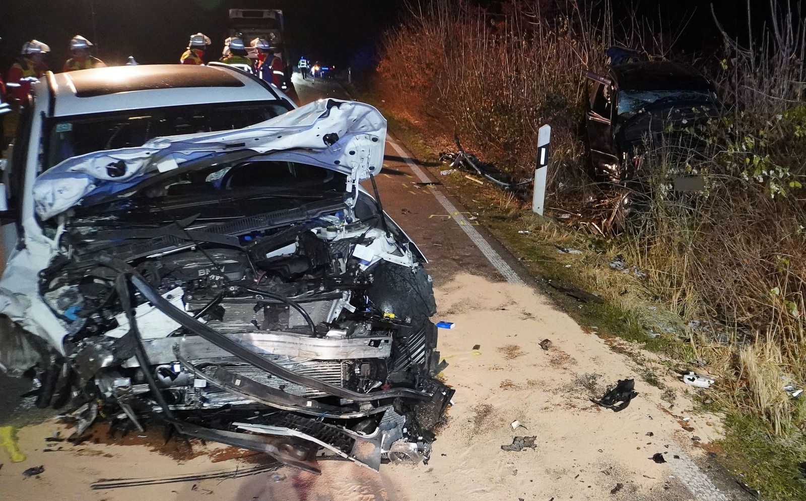 Drei Fahrzeuge stießen zusammen. 