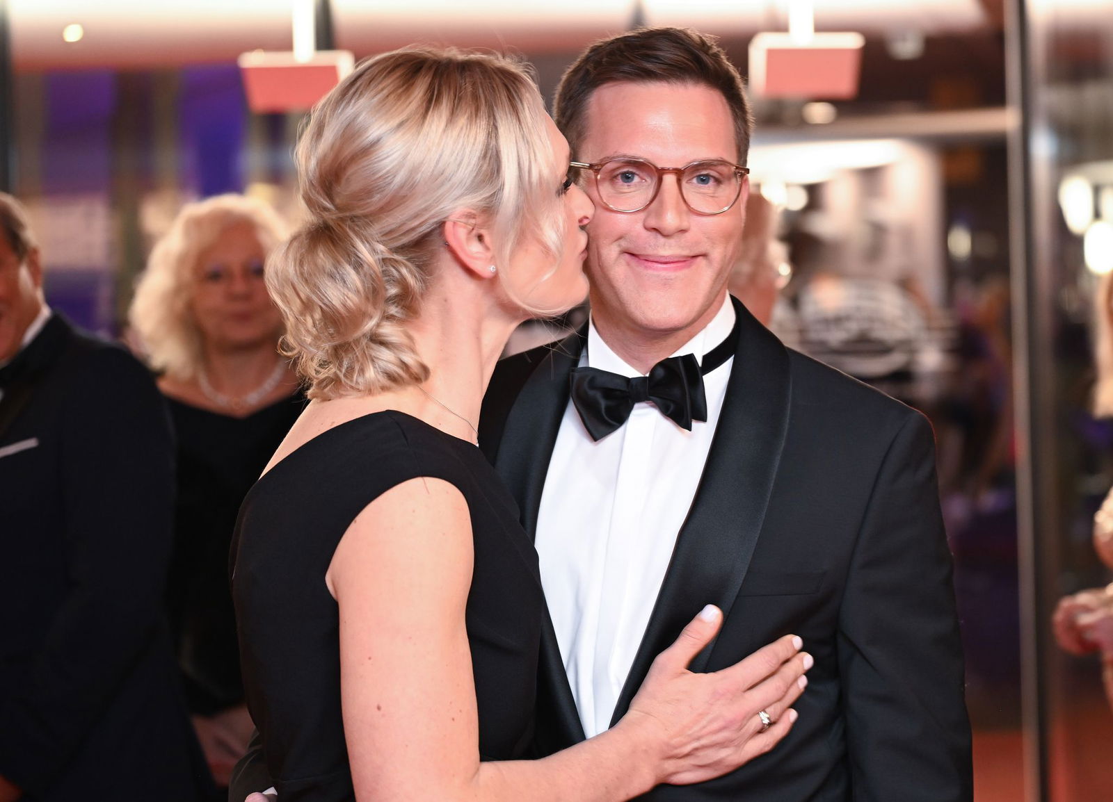 CDU-Spitzenkandidat Manuel Hagel bekommt auf dem roten Teppich ein Küsschen von Ehefrau Franziska.