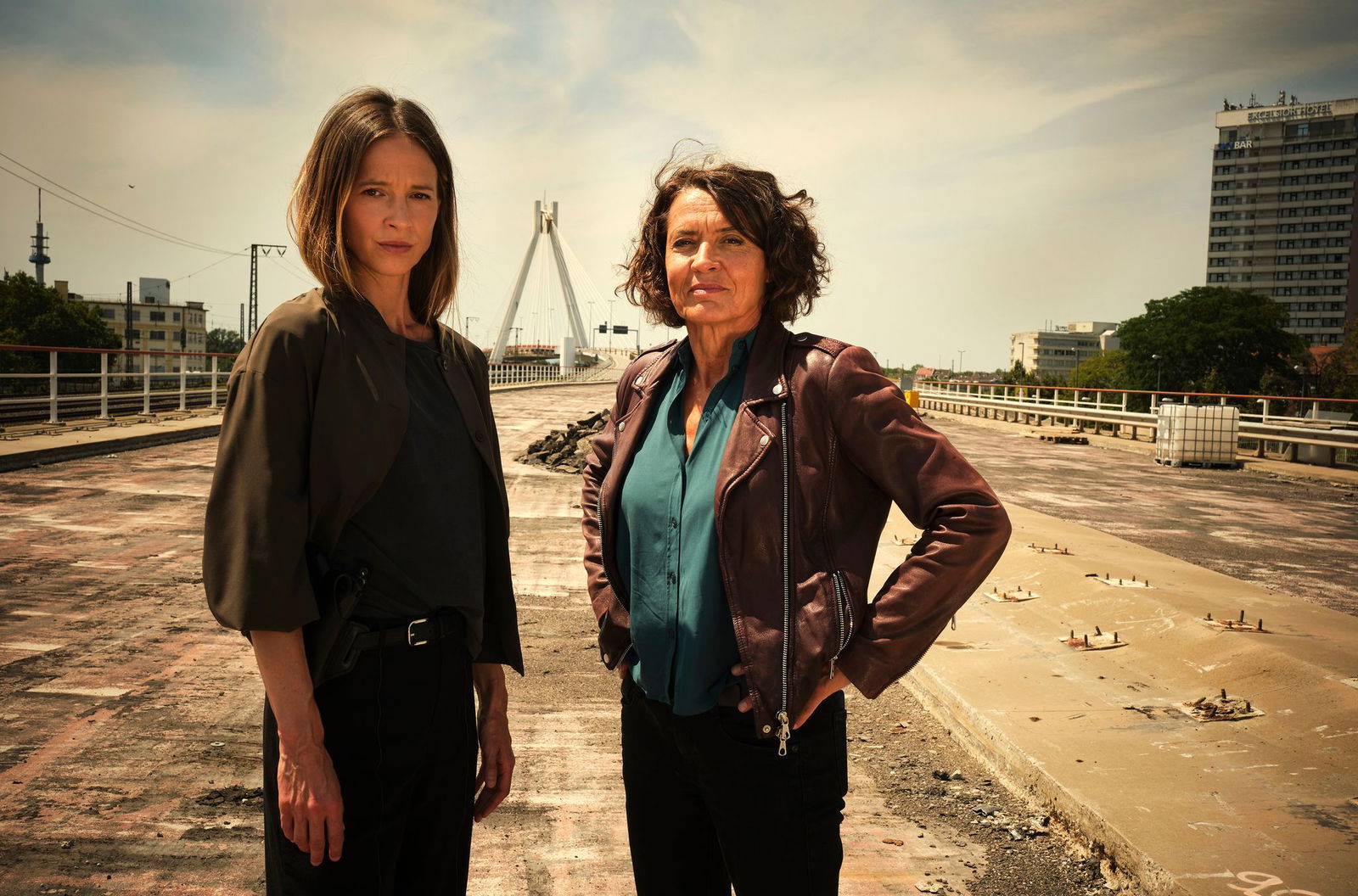 Die Ludwigshafener Kommissarinnen Johanna Stern (Lisa Bitter, links) und Lena Odenthal (Ulrike Folkerts) in einer Szene aus dem «Tatort»-Krimi «Mike & Nisha». (Archivbild)