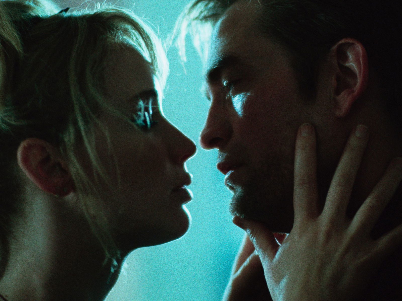 Jennifer Lawrence (l) als Grace und Robert Pattinson als ihr Partner Jackson in einer Szene das Films.